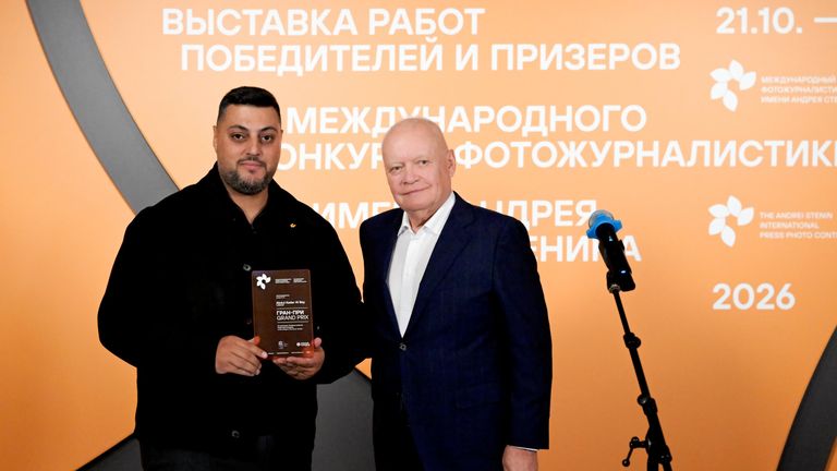Генеральный директор Международной медиагруппы Россия сегодня Дмитрий Киселев и автор работы Ливан, 2025-2025: Жизнь между авиаударами Абдул Кадер Аль-Бай, обладатель Гран-при в номинации Главные новости. Серии на открытии выставки XII Международного конкурса фотожурналистики имени Андрея Стенина