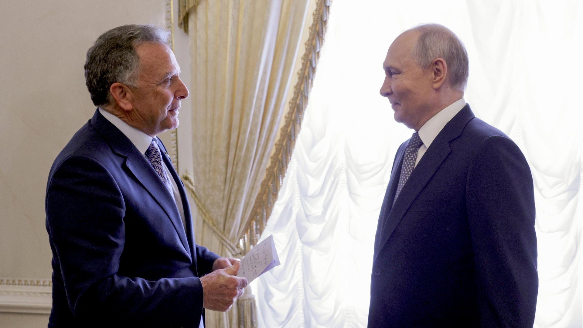 Президент РФ Владимир Путин и спецпосланник президента США Стивен Уиткофф (слева) во время встречи в Константиновском дворце в Санкт-Петербурге - РИА Новости, 1920, 21.10.2026