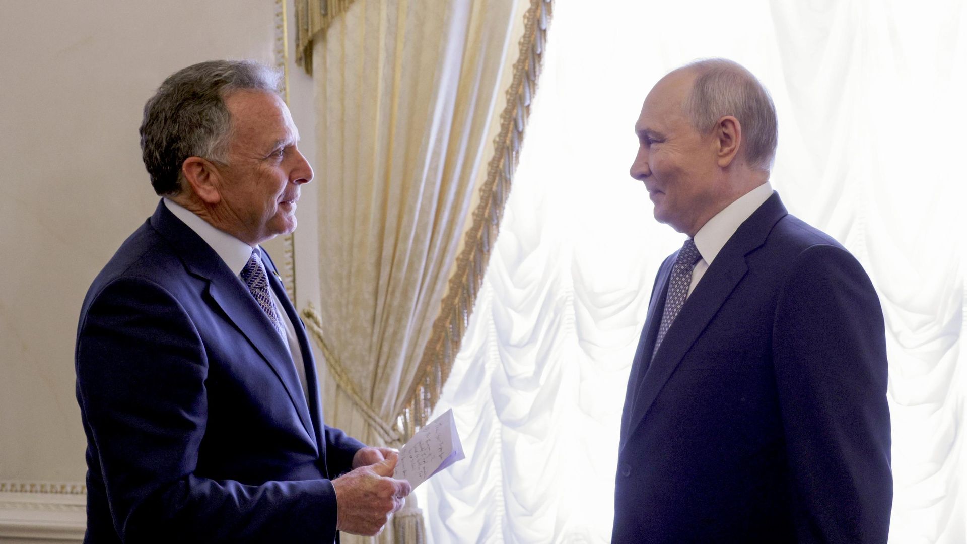 Президент РФ Владимир Путин и спецпосланник президента США Стивен Уиткофф (слева) во время встречи в Константиновском дворце в Санкт-Петербурге - РИА Новости, 1920, 21.10.2026