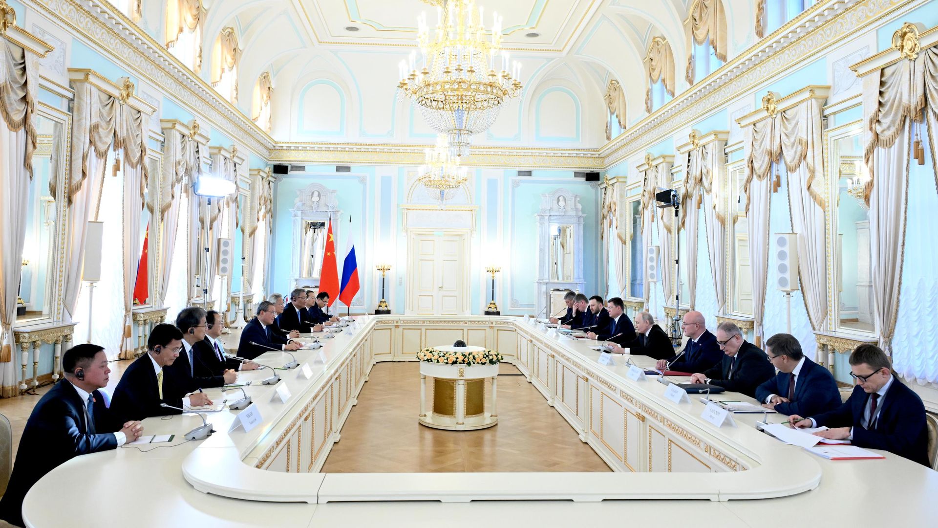 Президент РФ Владимир Путин и премьер Государственного совета КНР Ли Цян во время встречи в Санкт-Петербурге Президент РФ Владимир Путин и премьер Государственного совета КНР Ли Цян во время встречи в Санкт-Петербурге - РИА Новости, 1920, 21.10.2026