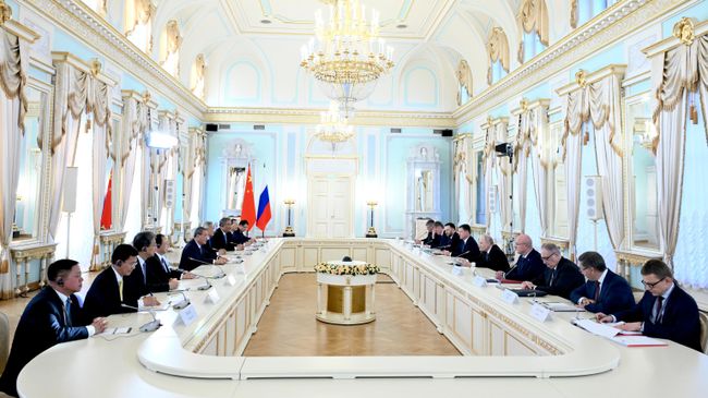 Россия развивается под руководством Путина, отметил премьер Госсовета КНР