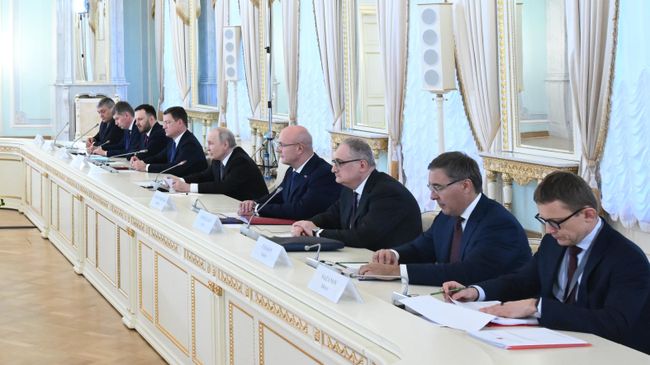 Президент РФ Владимир Путин во время встречи в Санкт-Петербурге с премьером Государственного совета КНР Ли Цяном