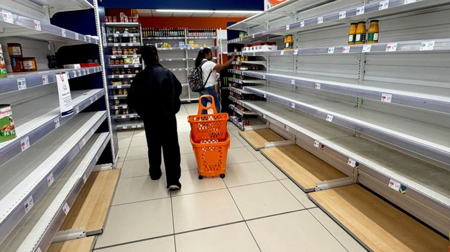 Пустые полки в магазине на юге Италии