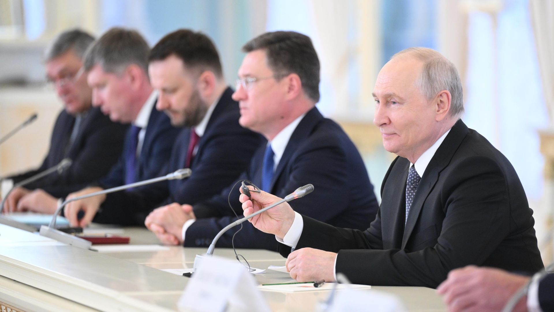 Президент РФ Владимир Путин во время встречи в Санкт-Петербурге с премьером Государственного совета КНР Ли Цяном. 21 октября 2026 - РИА Новости, 1920, 21.10.2026