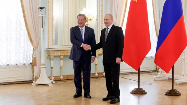 Президент РФ Владимир Путин и премьер Государственного совета КНР Ли Цян во время встречи в Санкт-Петербурге. 21 октября 2026