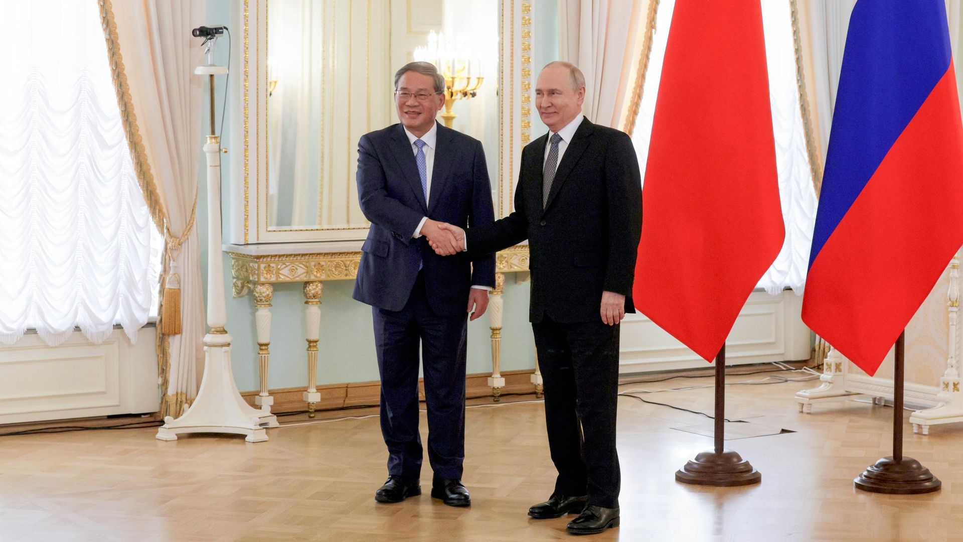 Президент РФ Владимир Путин и премьер Государственного совета КНР Ли Цян во время встречи в Санкт-Петербурге - РИА Новости, 1920, 21.10.2026
