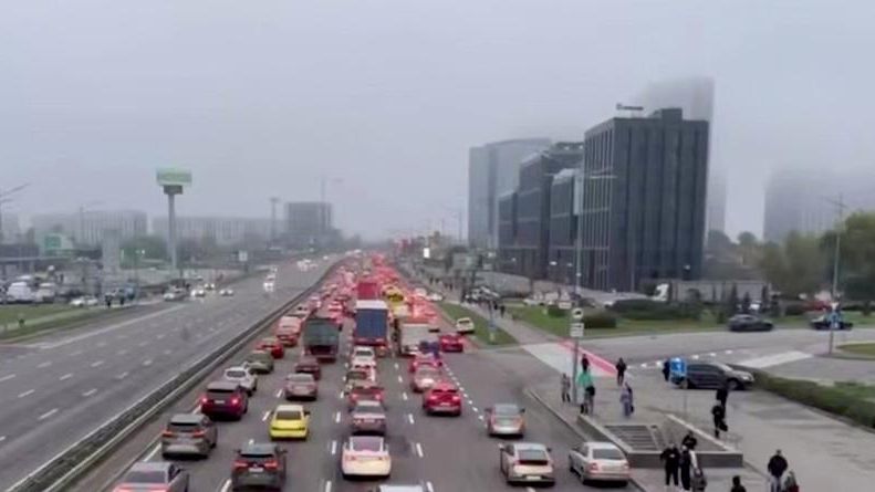 В Киеве образовались большие пробки из-за повреждений на Южном мосту