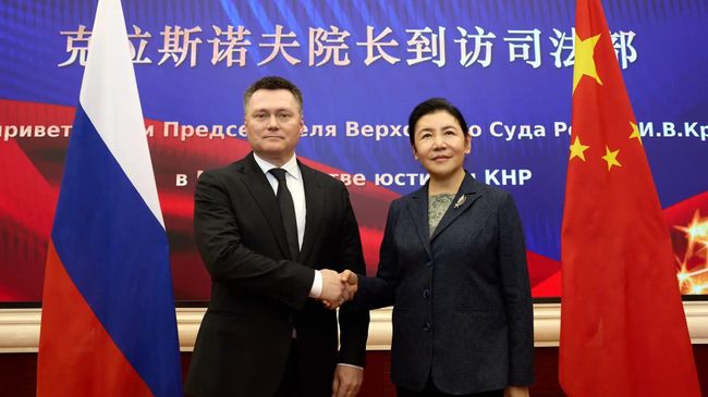 Председатель Верховного Суда России Игорь Краснов и Министр юстиции Китая Хэ Жун во время встречи Председатель Верховного Суда России Игорь Краснов и Министр юстиции Китая Хэ Жун во время встречи