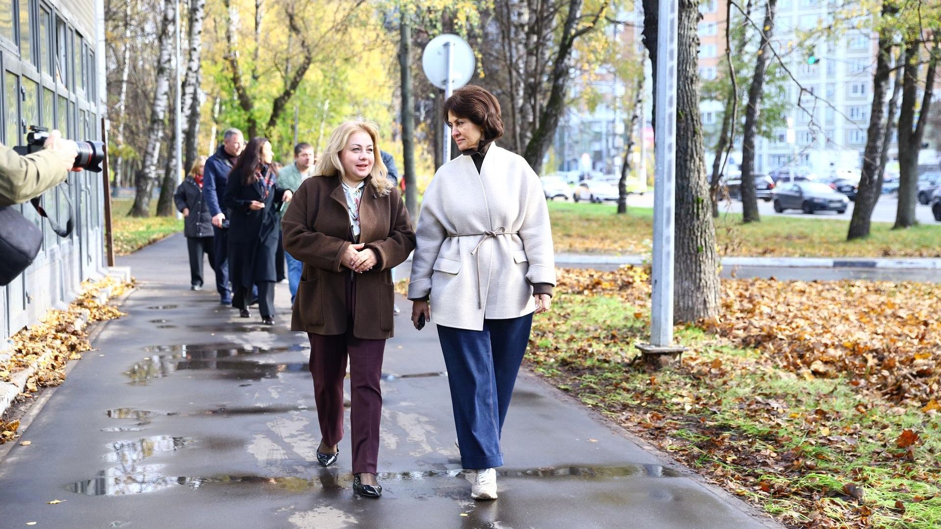 Глава Химок оценила благоустройство тротуара вдоль Юбилейного проспекта