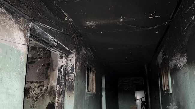 Последствия пожара в пятиэтажном доме в Тольятти