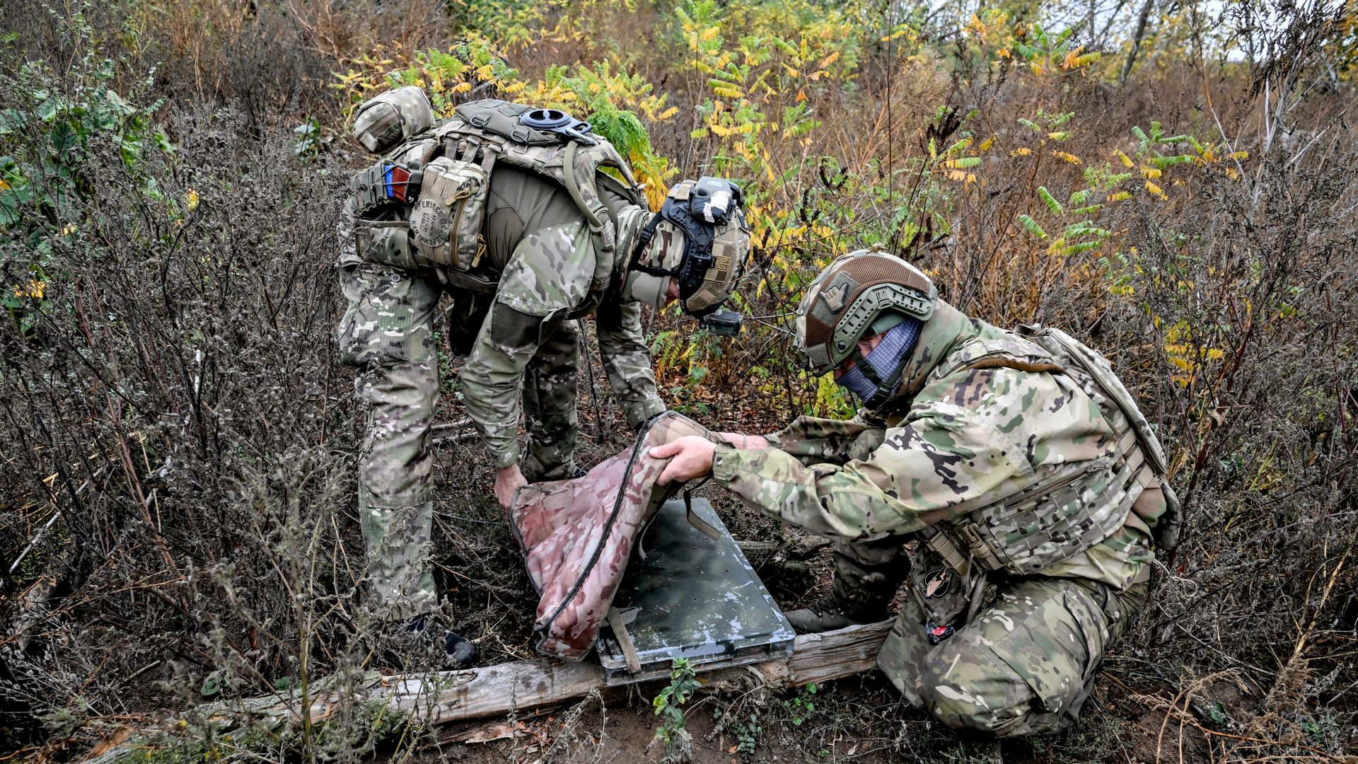Украинские военнослужащие используют камуфляжный чехол для защиты терминала спутниковой связи Starlink - РИА Новости, 1920, 22.10.2026