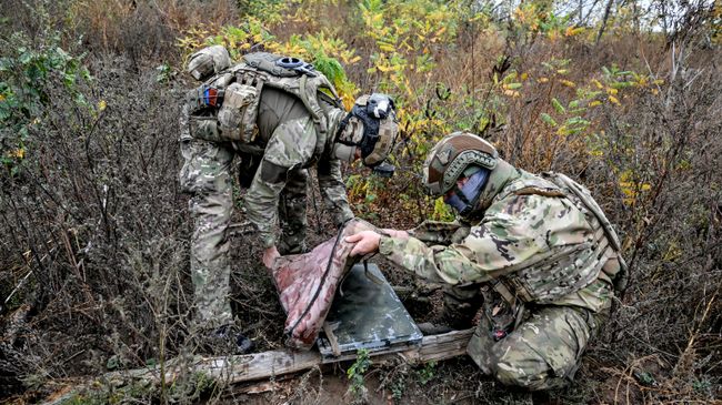 Украинские военнослужащие используют камуфляжный чехол для защиты терминала спутниковой связи Starlink Украинские военнослужащие используют камуфляжный чехол для защиты терминала спутниковой связи Starlink