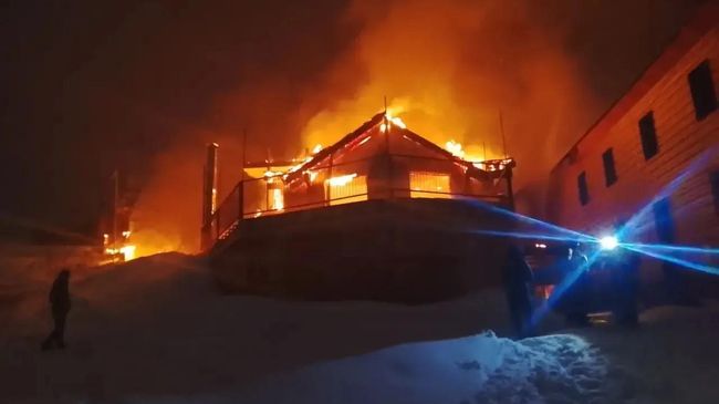 Пожар в кафе на горнолыжном курорте Шерегеш в Кузбассе. 22 октября 2026 Пожар в кафе на горнолыжном курорте Шерегеш в Кузбассе. 22 октября 2026