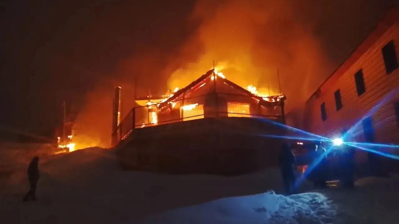 Пожар в кафе на горнолыжном курорте Шерегеш в Кузбассе. 22 октября 2026 - РИА Новости, 1920, 22.10.2026