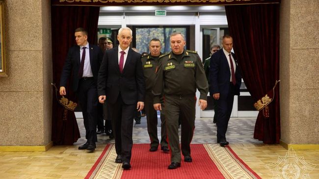 Министр обороны РФ Андрей Белоусов и министр обороны Белоруссии Виктор Хренин во время встречи в Минске. 22 октября 2026 Министр обороны РФ Андрей Белоусов и министр обороны Белоруссии Виктор Хренин во время встречи в Минске. 22 октября 2026