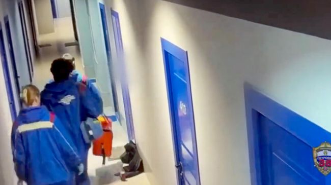 Сотрудники скорой помощи на месте происшествия на Нижегородской улице в Москве