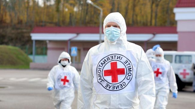 Сотрудники Международного красного креста во время обмена телами погибших военнослужащих между Россией и Украиной на территории Белоруссии Сотрудники Международного красного креста во время обмена телами погибших военнослужащих между Россией и Украиной на территории Белоруссии