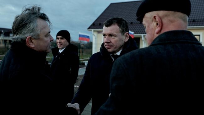 Дмитрий Жуков на вручении ключей от нового жилья в Верхотурье