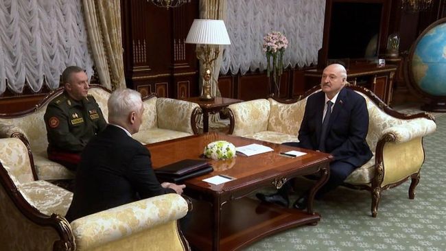 Президент Белоруссии Александр Лукашенко, министр обороны РФ Андрей Белоусов и министр обороны Белоруссии Виктор Хренин во время встречи в Минске. 22 октября 2026 Президент Белоруссии Александр Лукашенко, министр обороны РФ Андрей Белоусов и министр обороны Белоруссии Виктор Хренин во время встречи в Минске. 22 октября 2026