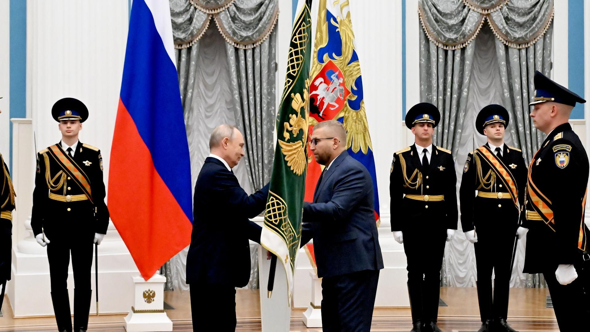 Путин на церемонии вручения знамени ФТС Путин на церемонии вручения знамени ФТС - РИА Новости, 1920, 22.10.2026