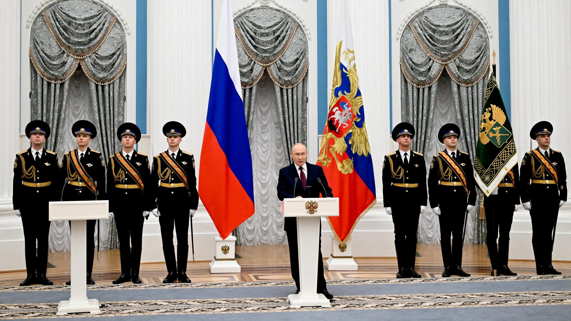 Президент РФ Владимир Путин выступает на церемонии вручения знамени Федеральной таможенной службы главе службы Виталию Пикалеву в Москве. 22 октября 2026 - РИА Новости, 1920, 22.10.2026