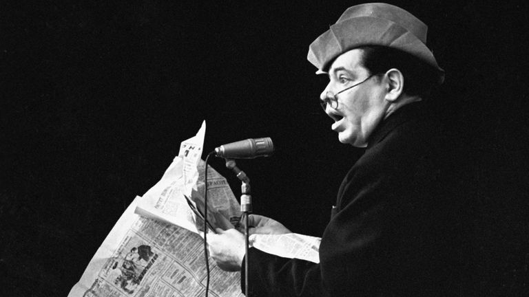 Аркадий Исаакович Райкин в интермедии Одиннадцать неизвестных спектакля Ленинградского театра миниатюр От двух до пятидесяти Аркадий Исаакович Райкин в интермедии Одиннадцать неизвестных спектакля Ленинградского театра миниатюр От двух до пятидесяти