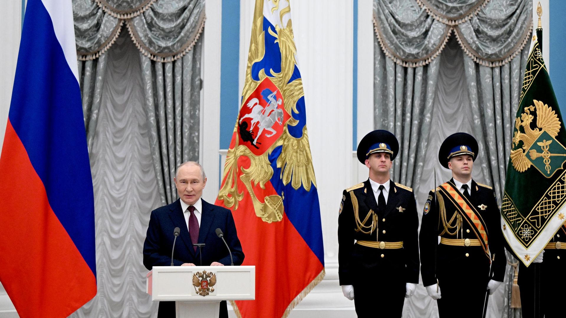Президент РФ Владимир Путин выступает на церемонии вручения знамени Федеральной таможенной службы главе службы Виталию Пикалеву в Москве. 22 октября 2026 - РИА Новости, 1920, 22.10.2026