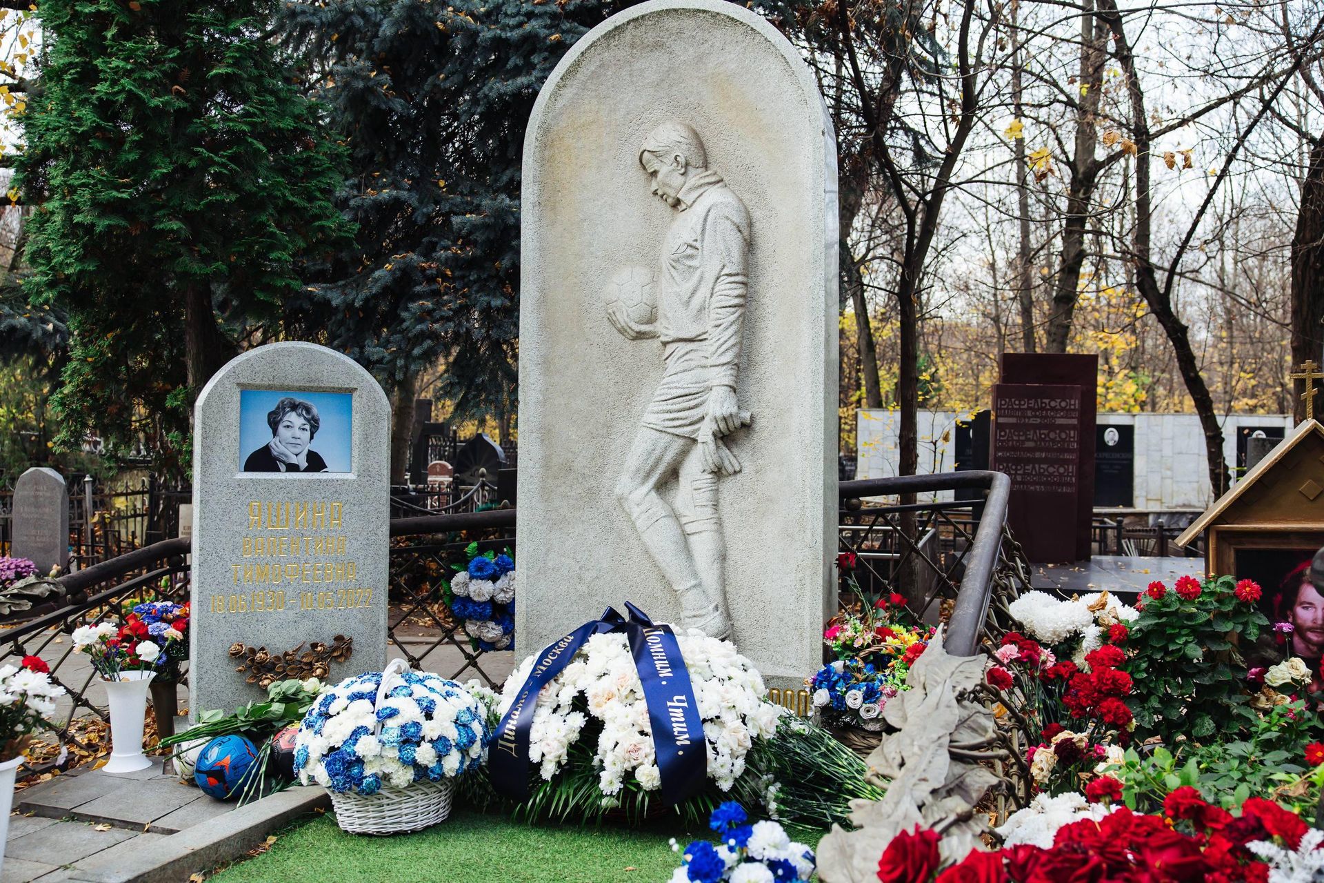 Футболисты, тренерский штаб и представители московского Динамо возложили цветы к могиле Льва Яшина Футболисты, тренерский штаб и представители московского Динамо возложили цветы к могиле Льва Яшина - РИА Новости, 1920, 22.10.2026