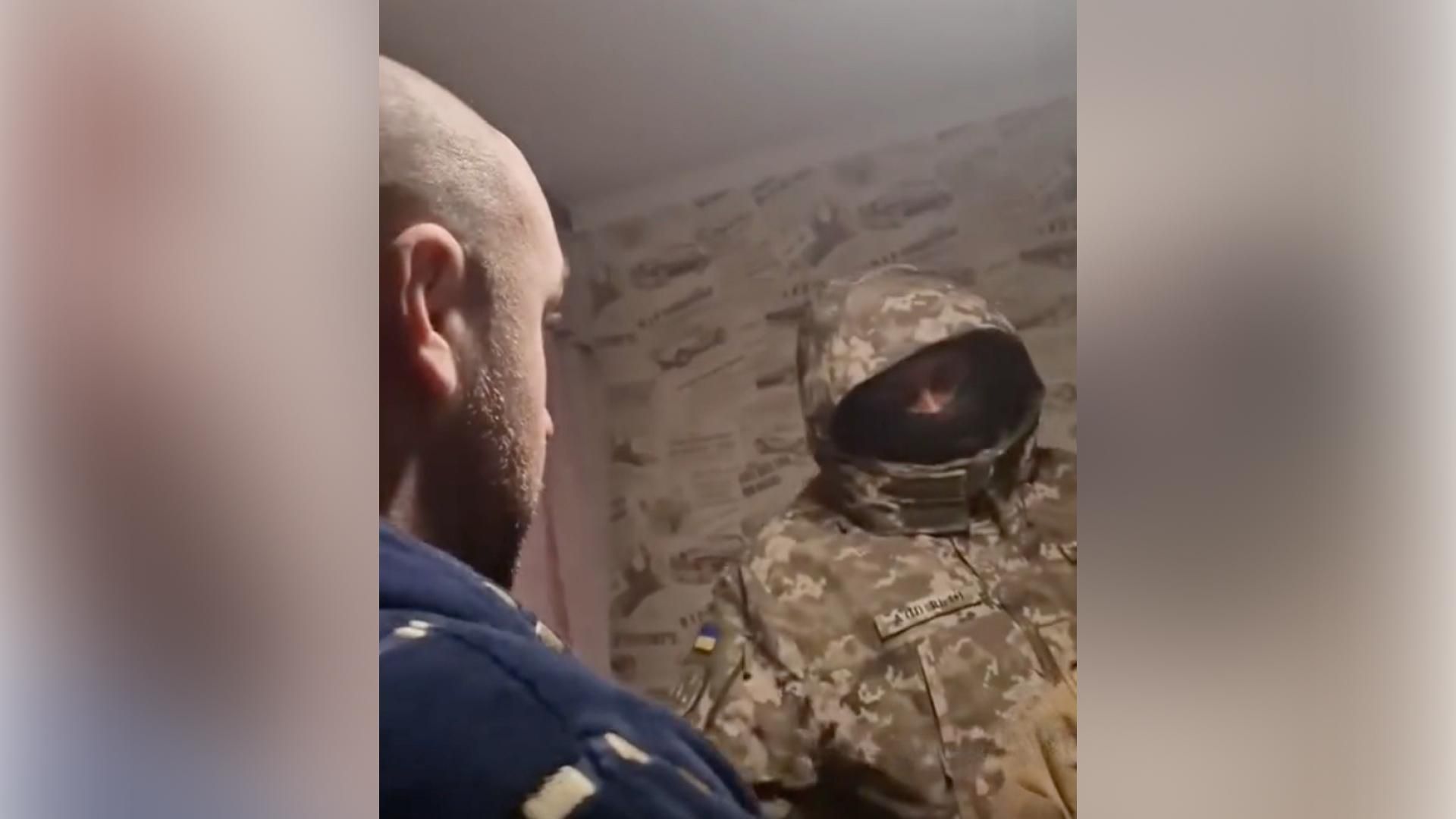 Сотрудники военкомата и полиции на Украине принудительно мобилизовали мужчину в одном халате - РИА Новости, 1920, 22.10.2026