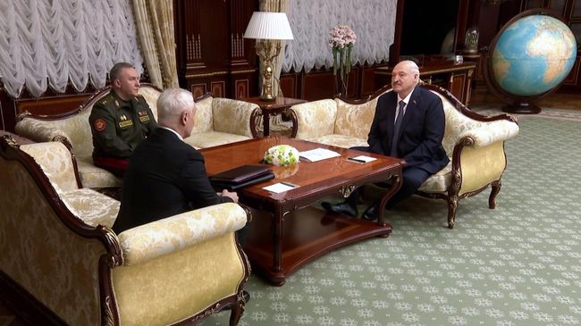 Министр обороны РФ Андрей Белоусов, министр обороны Белоруссии Виктор Хренин и президент Белоруссии Александр Лукашенко во время встречи в Минске Министр обороны РФ Андрей Белоусов, министр обороны Белоруссии Виктор Хренин и президент Белоруссии Александр Лукашенко во время встречи в Минске