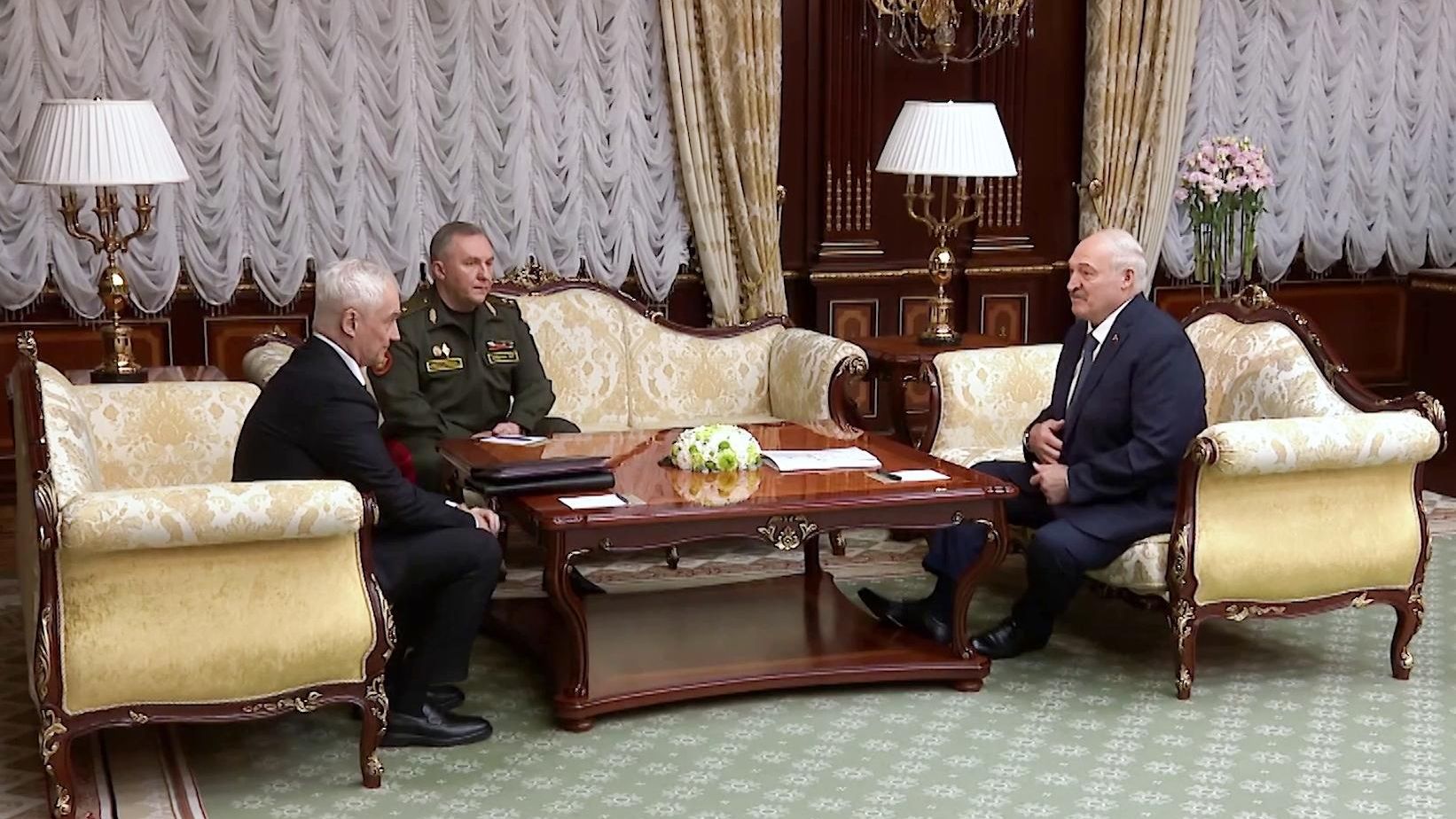 Министр обороны РФ Андрей Белоусов, министр обороны Белоруссии Виктор Хренин и президент Белоруссии Александр Лукашенко во время встречи в Минске Министр обороны РФ Андрей Белоусов, министр обороны Белоруссии Виктор Хренин и президент Белоруссии Александр Лукашенко во время встречи в Минске - РИА Новости, 1920, 22.10.2026