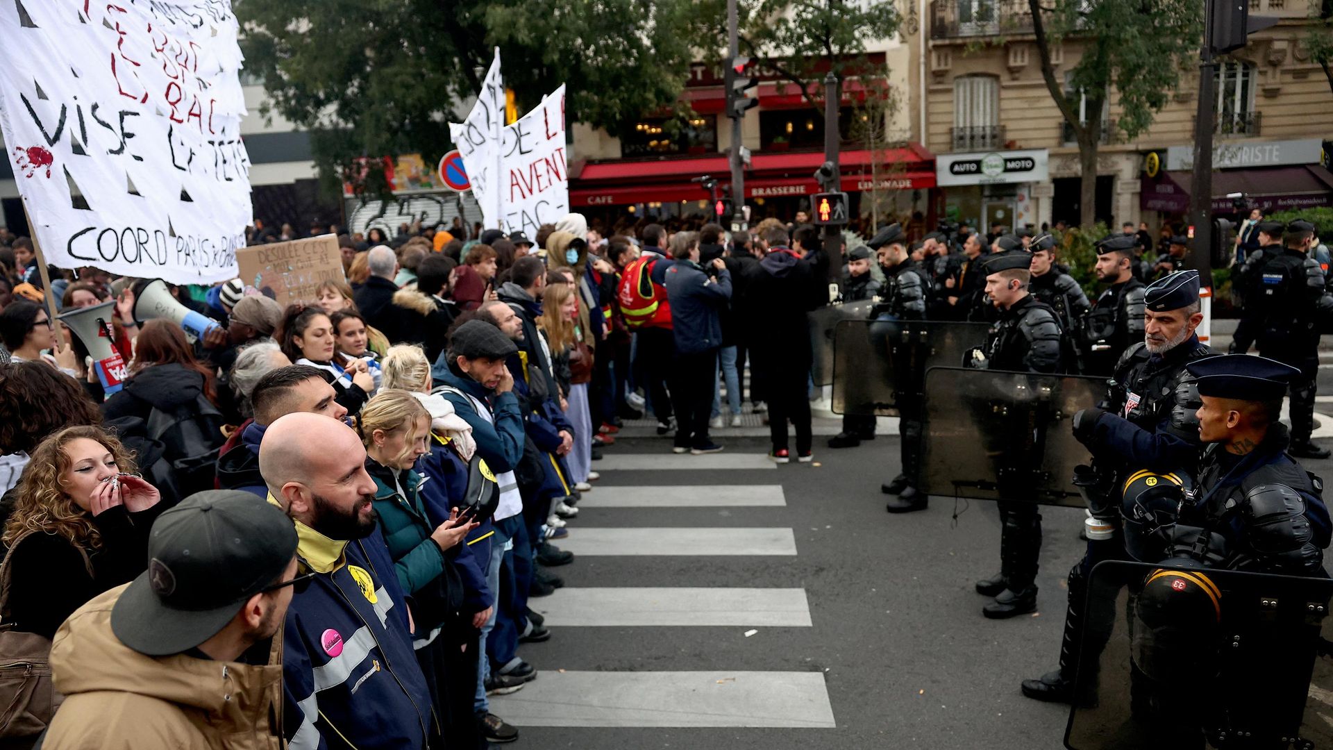 Сотрудники полиции перекрывают улицу во время акции протеста, организованной студенческими объединениями и профсоюзами в Париже. 22 октября 2026 - РИА Новости, 1920, 22.10.2026