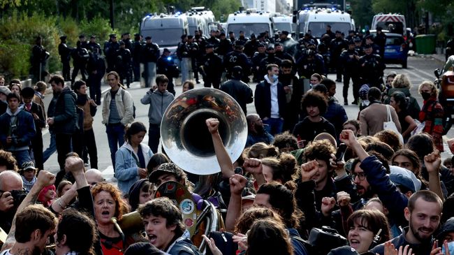 Участники акции протеста в Париже