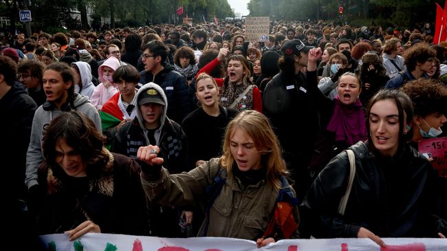 Участники акции протеста, организованной студенческими объединениями и профсоюзами, в Париже Участники акции протеста, организованной студенческими объединениями и профсоюзами, в Париже
