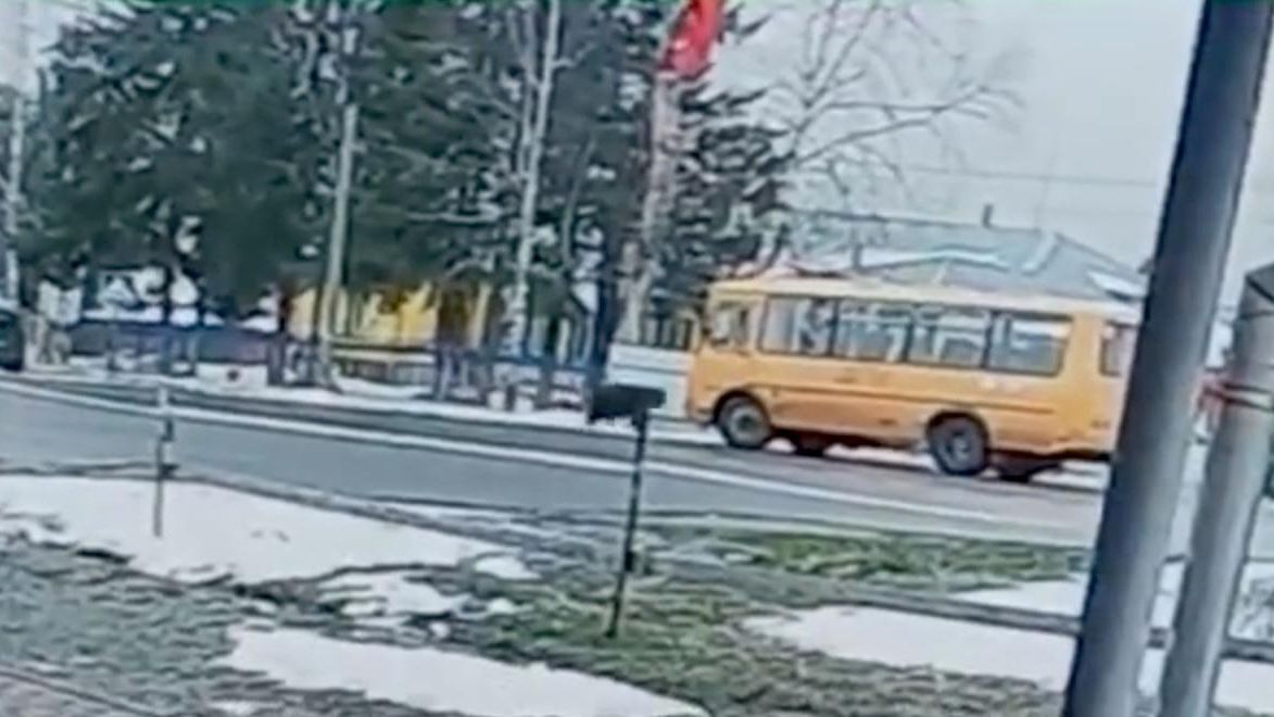 Медведь у остановки в поселке Кошурниково Красноярского края Медведь у остановки в поселке Кошурниково Красноярского края - РИА Новости, 1920, 22.10.2026