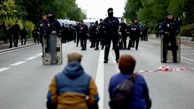 Полиция во время акции протеста, организованной студенческими объединениями и профсоюзами, в Париже Полиция во время акции протеста, организованной студенческими объединениями и профсоюзами, в Париже