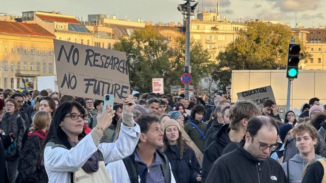 Демонстрация против сокращения финансирования университетов в Вене Демонстрация против сокращения финансирования университетов в Вене