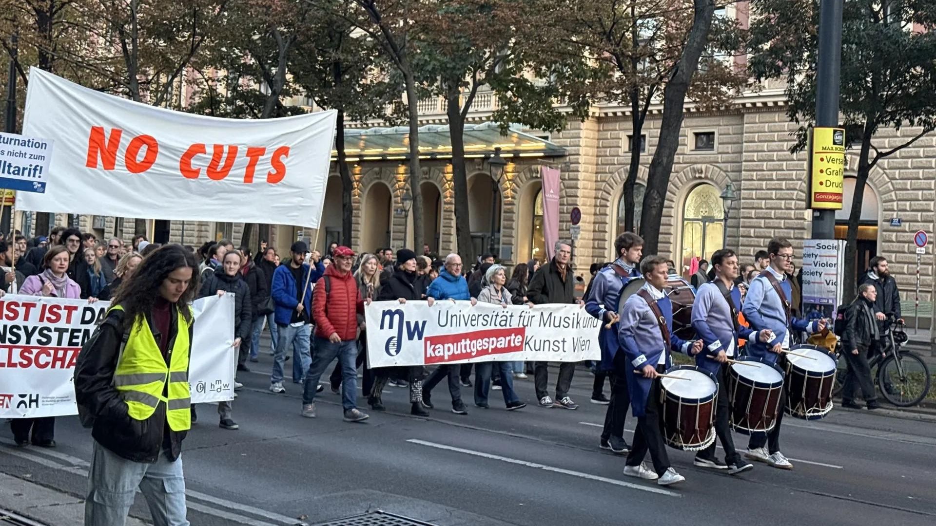 Демонстрация против сокращения финансирования университетов в Вене Демонстрация против сокращения финансирования университетов в Вене - РИА Новости, 1920, 22.10.2026