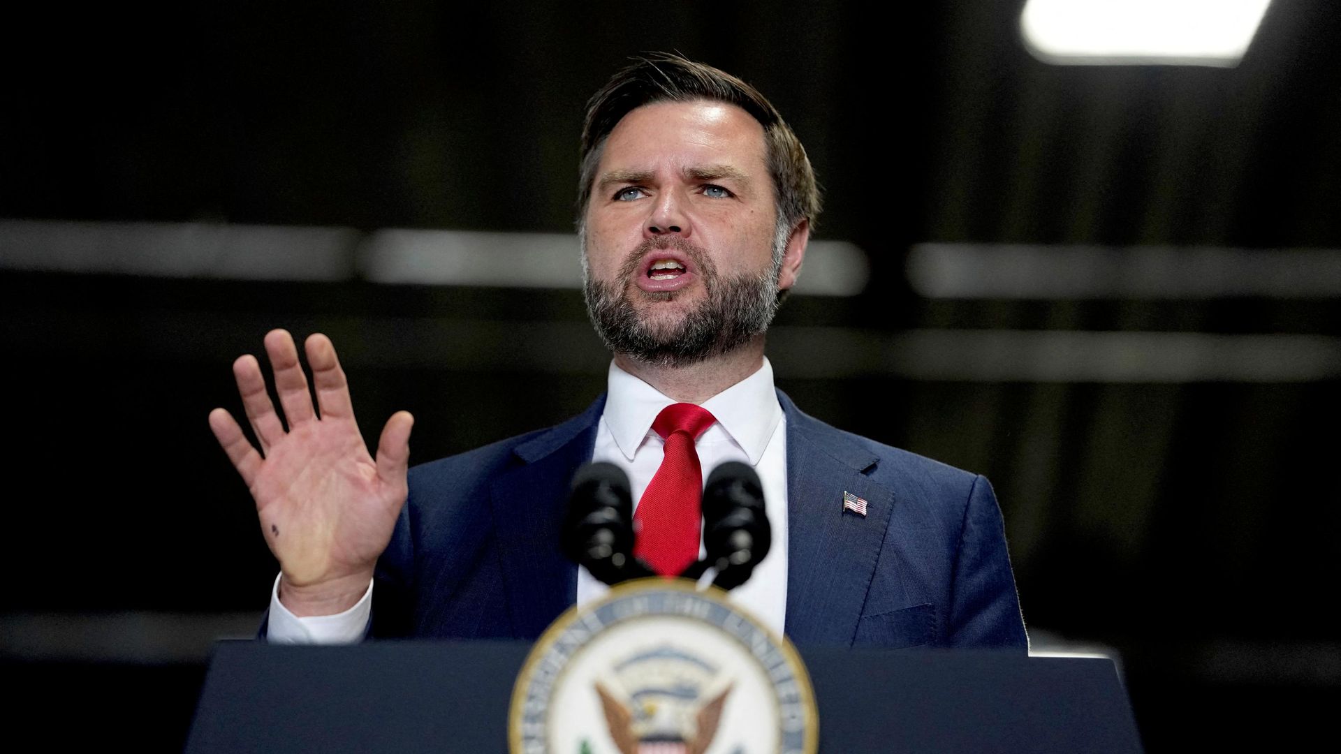 Вице-президент США Джей Ди Вэнс выступает на предвыборном митинге в штате Небраска. 22 октября 2026 - РИА Новости, 1920, 22.10.2026