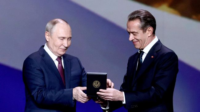 Машков вручил Путину первый почетный знак Российского театрального общества