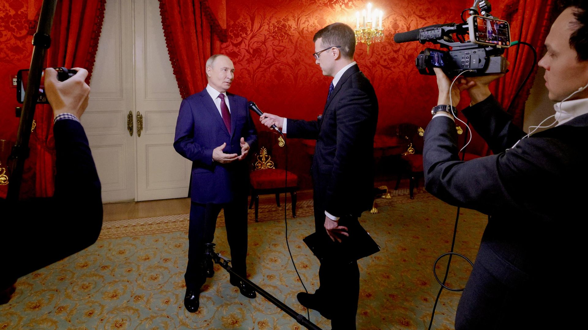 Президент РФ Владимир Путин отвечает на вопросы журналиста Павла Зарубина. 22 октября 2026 Президент РФ Владимир Путин отвечает на вопросы журналиста Павла Зарубина. 22 октября 2026 - РИА Новости, 1920, 22.10.2026