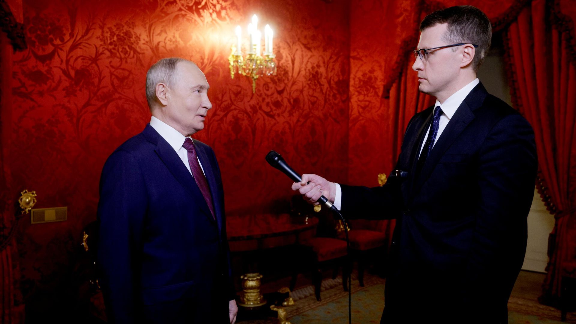 Президент РФ Владимир Путин отвечает на вопросы журналиста Павла Зарубина. 22 октября 2026 - РИА Новости, 1920, 22.10.2026