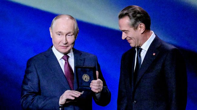 Председатель Союза театральных деятелей России Владимир Машков вручает президенту РФ Владимиру Путину знак Российского театрального общества под номером 1. 22 октября 2026 Председатель Союза театральных деятелей России Владимир Машков вручает президенту РФ Владимиру Путину знак Российского театрального общества под номером 1. 22 октября 2026