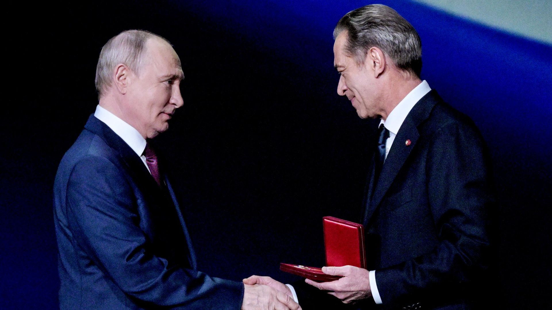 Президент РФ Владимир Путин вручает председателю Союза театральных деятелей России Владимиру Машкову орден За заслуги в культуре и искусстве, которым награжден коллектив Союза, на торжественном собрании на Исторической сцене Большого театра России по случаю X съезда и 150-летия Союза театральных деятелей РФ. 22 октября 2026 Президент РФ Владимир Путин вручает председателю Союза театральных деятелей России Владимиру Машкову орден За заслуги в культуре и искусстве, которым награжден коллектив Союза, на торжественном собрании на Исторической сцене Большого театра России по случаю X съезда и 150-летия Союза театральных деятелей РФ. 22 октября 2026 - РИА Новости, 1920, 22.10.2026
