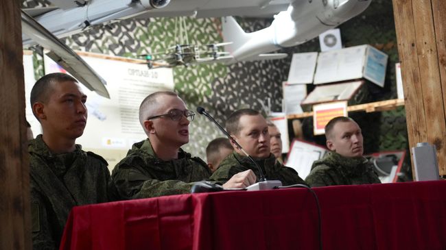 Бойцы подразделения войск беспилотных систем общаются по видеоконференции со студентами.
