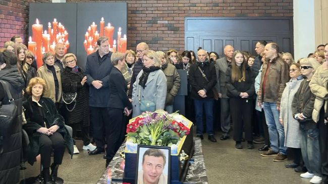 Десятки людей собираются на церемонию прощания с журналистом Пономаревым