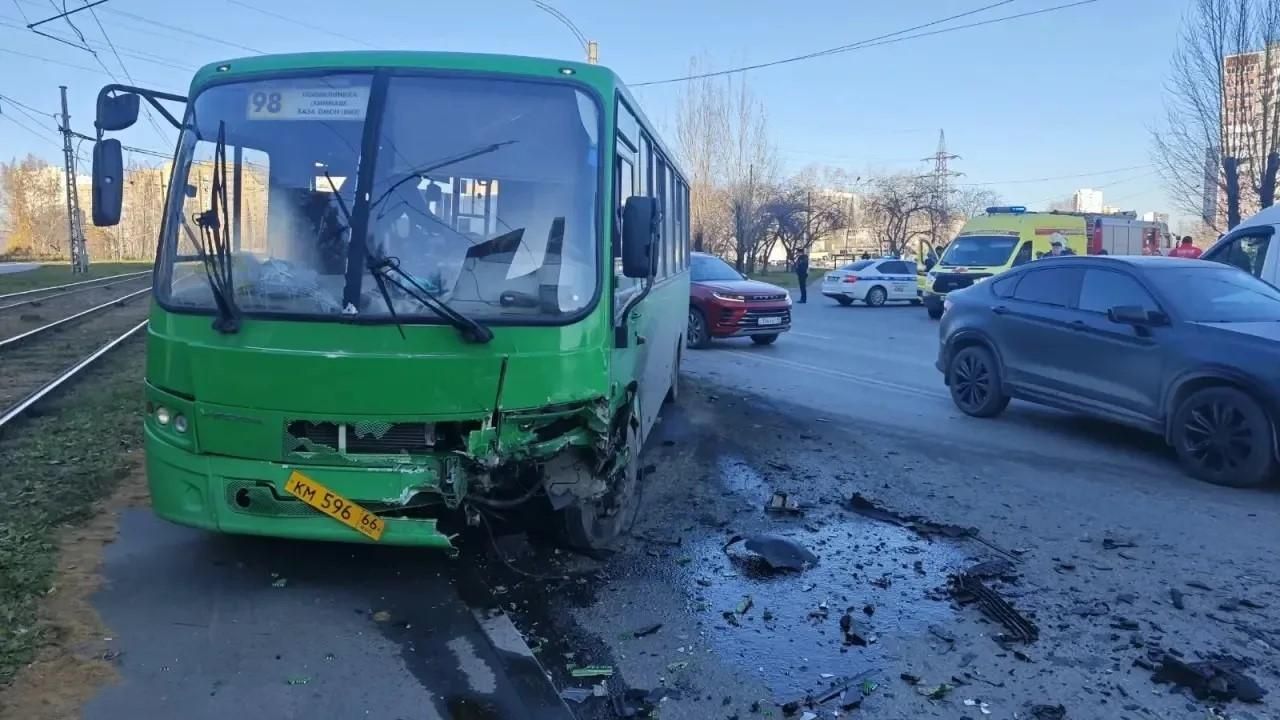 После ДТП с автобусом в Екатеринбурге госпитализировали пять человек
