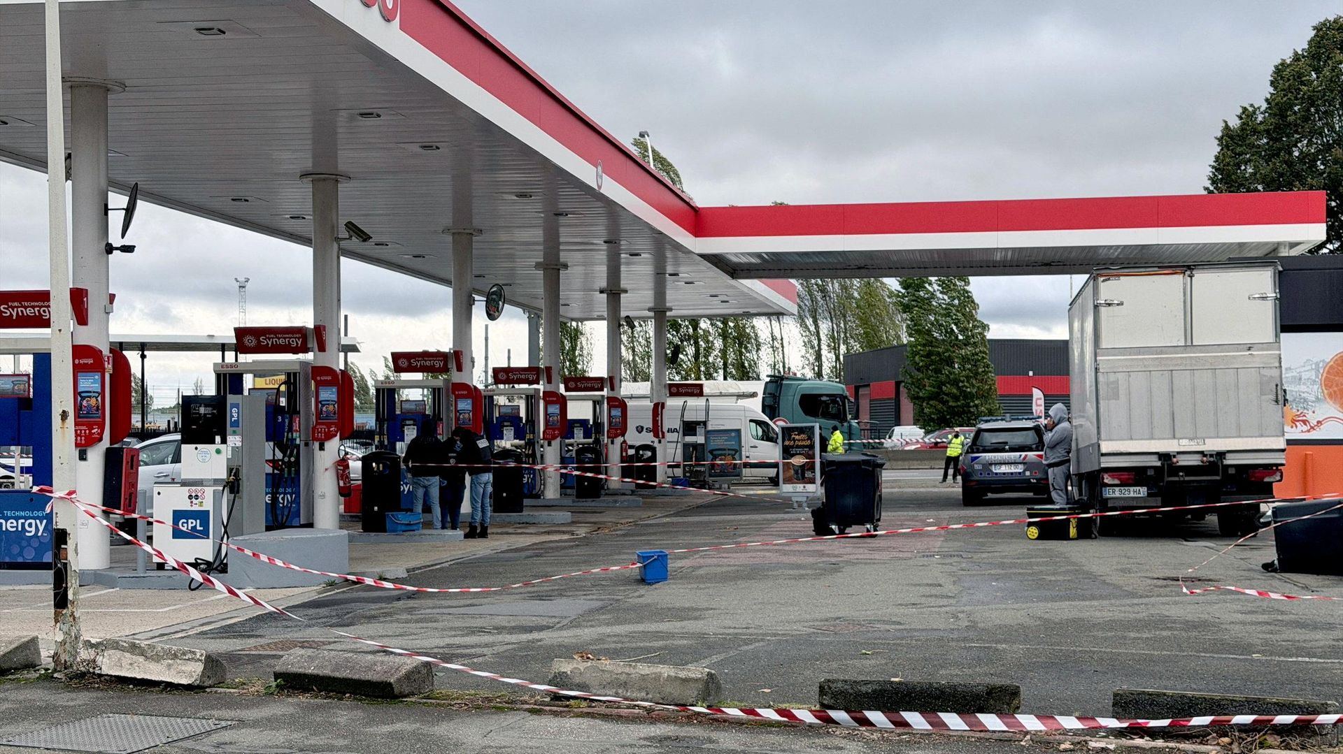 Полиция установила личность устроившего стрельбу в пригороде Парижа
