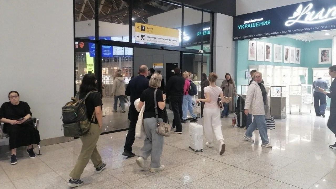 Эвакуация пассажиров в Шереметьево Эвакуация пассажиров в Шереметьево - РИА Новости, 1920, 23.10.2026