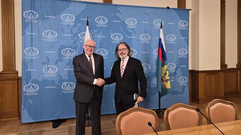 Заместитель министра иностранных дел РФ Сергей Рябков и назначенный посол Канады в России Роберт Брукфилд во время встречи Заместитель министра иностранных дел РФ Сергей Рябков и назначенный посол Канады в России Роберт Брукфилд во время встречи - РИА Новости, 1920, 23.10.2026
